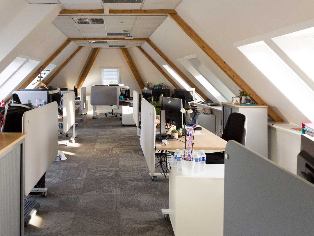 aménagement intérieur d'espace open space dans bureau professionnel